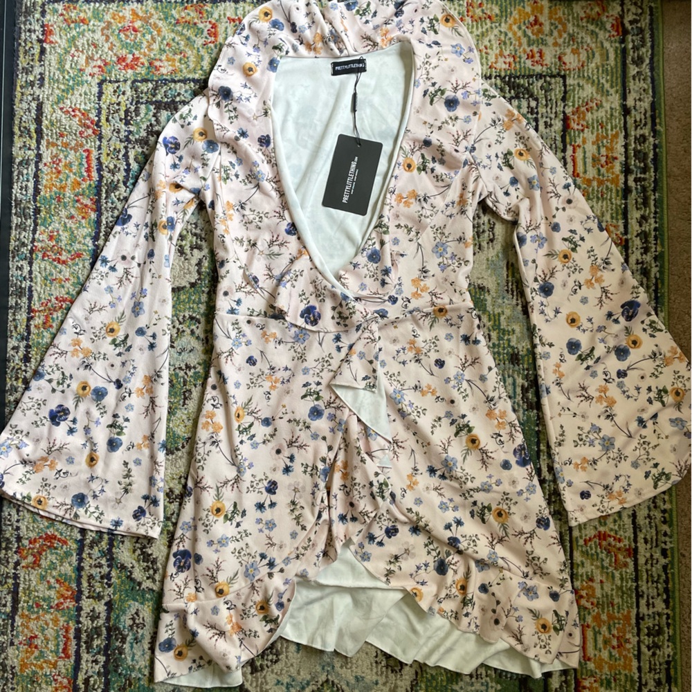 Pretty little thing floral dress with flare sleeves and ruffled details size 6